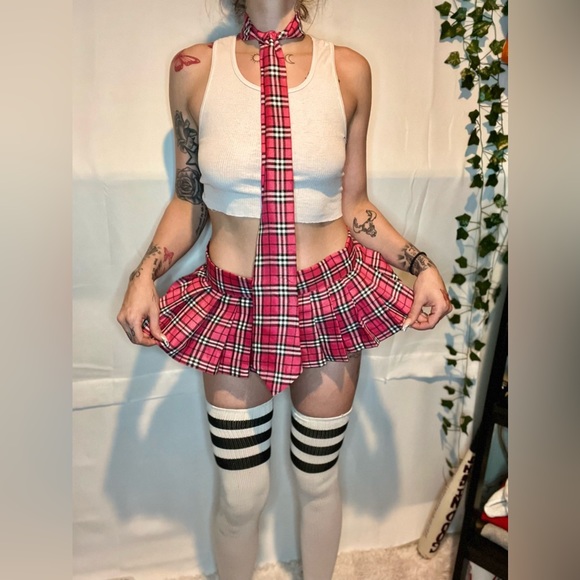 The iconic Cheer Leader uniform! This is a outfit of many us uses in my opinion! - Picture 1 of 3